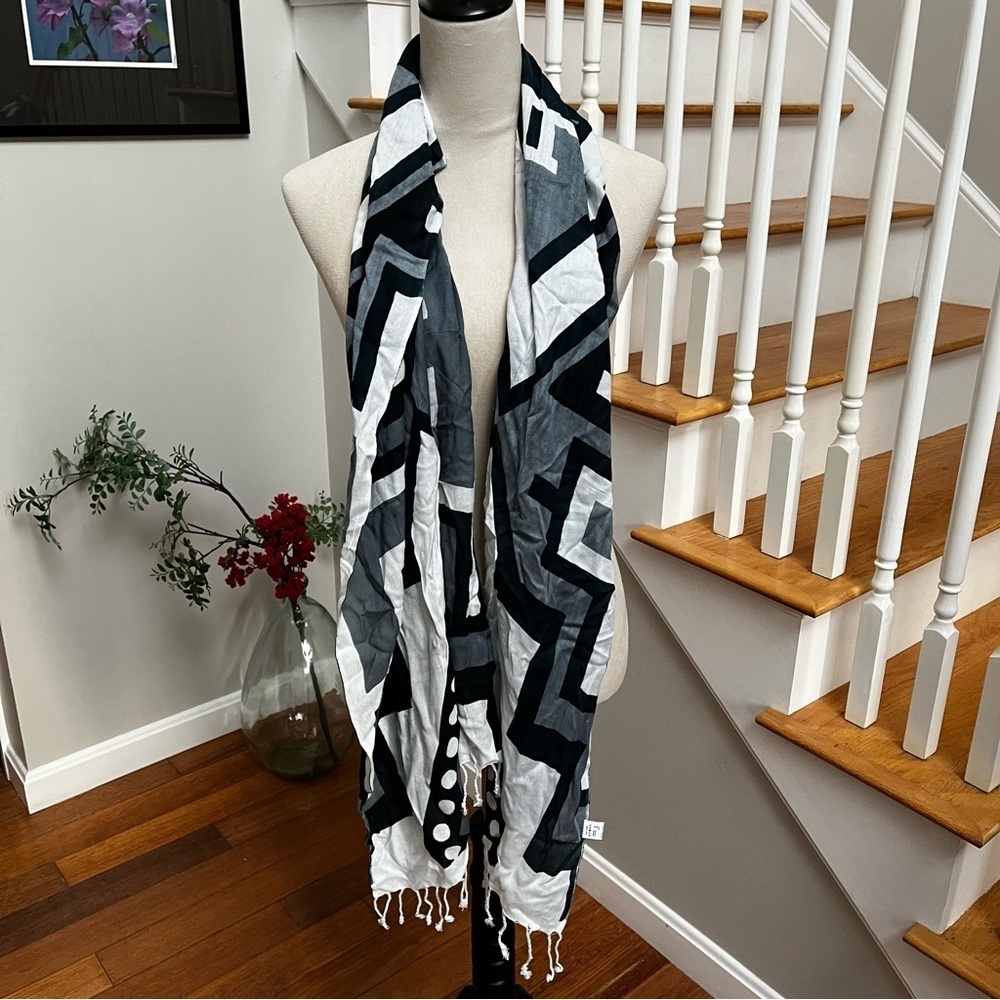 Scarf with geometric gray, black and white pattern